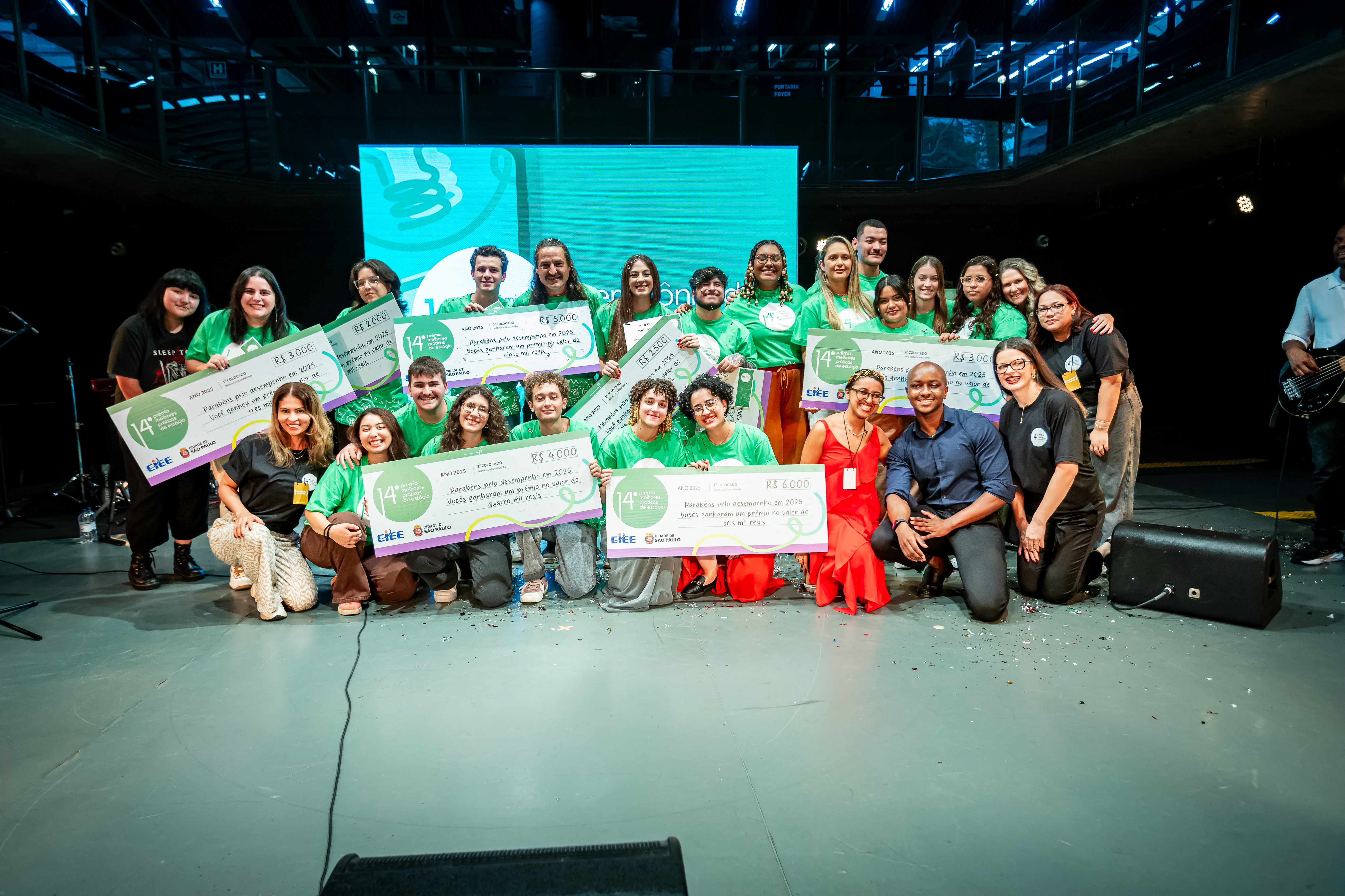 Imagem dos estagiários finalistas do Prêmio Melhores Praticas junto a equipe da Divisão de Estagios