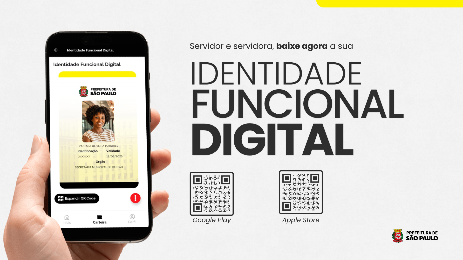 Imagem com fundo claro, com uma borda na cor amarela no canto superior direito. A esquerda a imagem de uma mão segurando um celular com a tela da identidade funcional digital. Do lado direito o seguinte texto: Servidor e Servidora, baixe agora a sua Identidade Funcional Digital. Abaixo dois QR Codes que levam para o aplicativo Sou conectado, um da Google Play e um da App Store. No rodapé o logotipo da Prefeitura de São Paulo