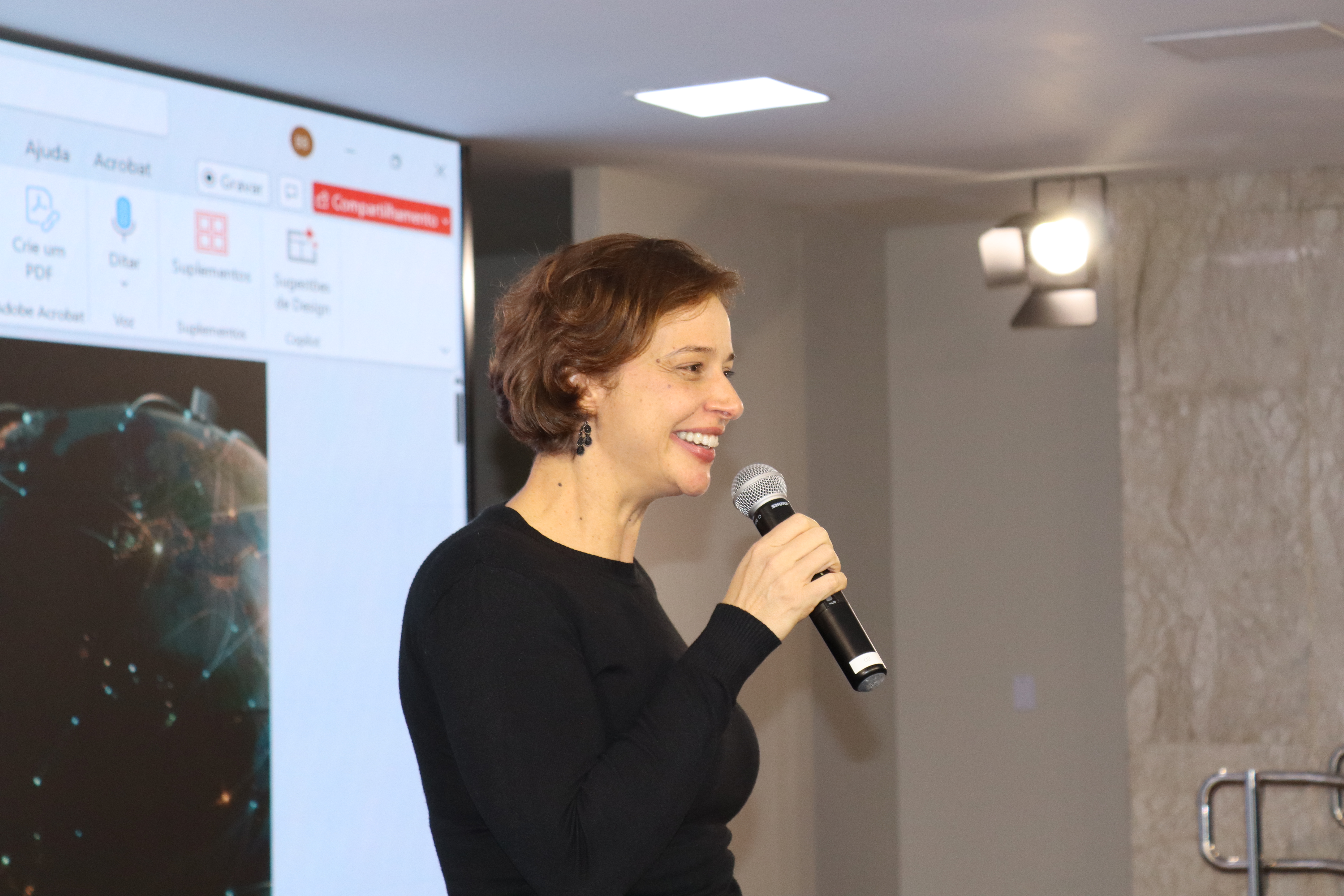 Imagem de perfil da professora Joana Story, durante a palestra no Décimo oitavo Seminário de Gestão de Pessoas.