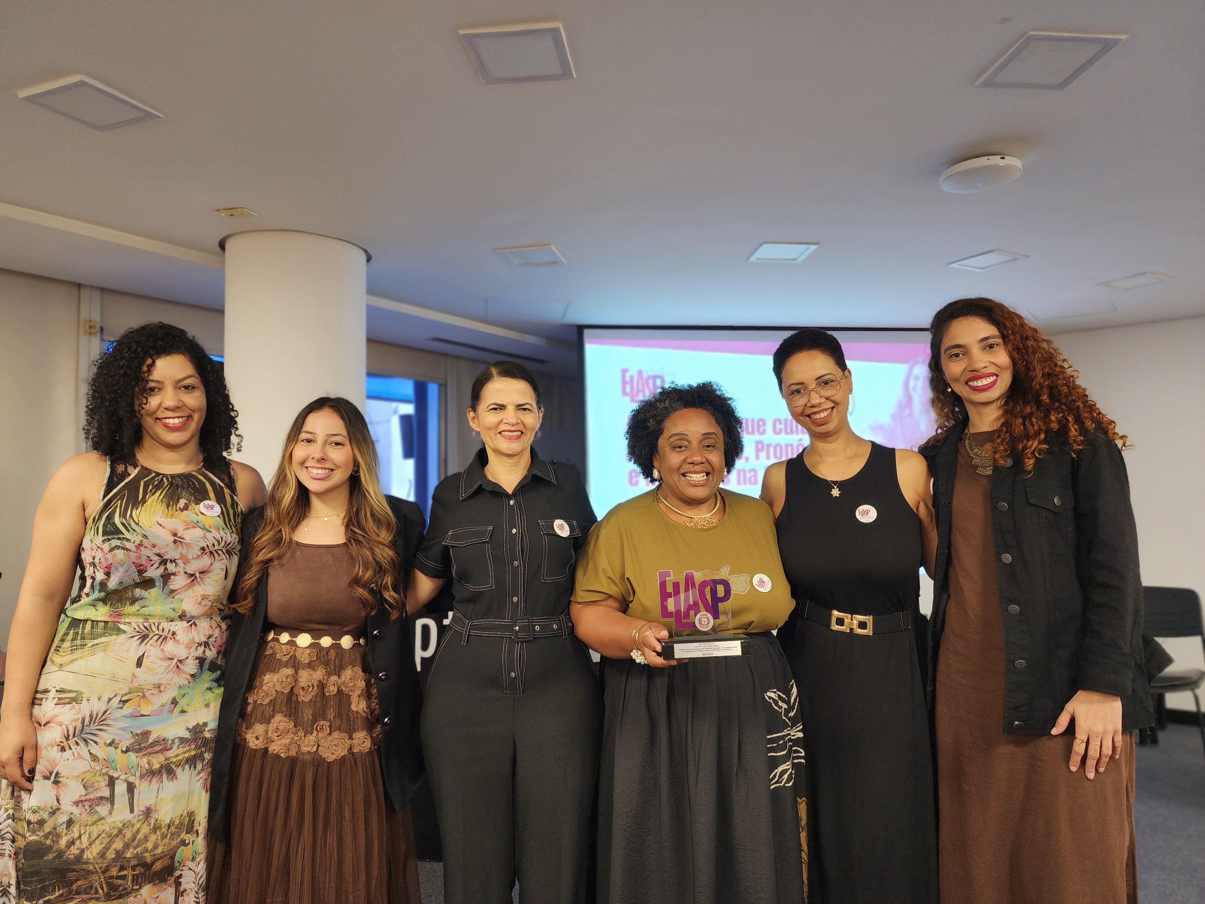 Imagem das servidoras de Secretaria de Inovação e Tecnologia que estiveram presentes no evento e receberam o troféu de reconhecimento do ELAS. 